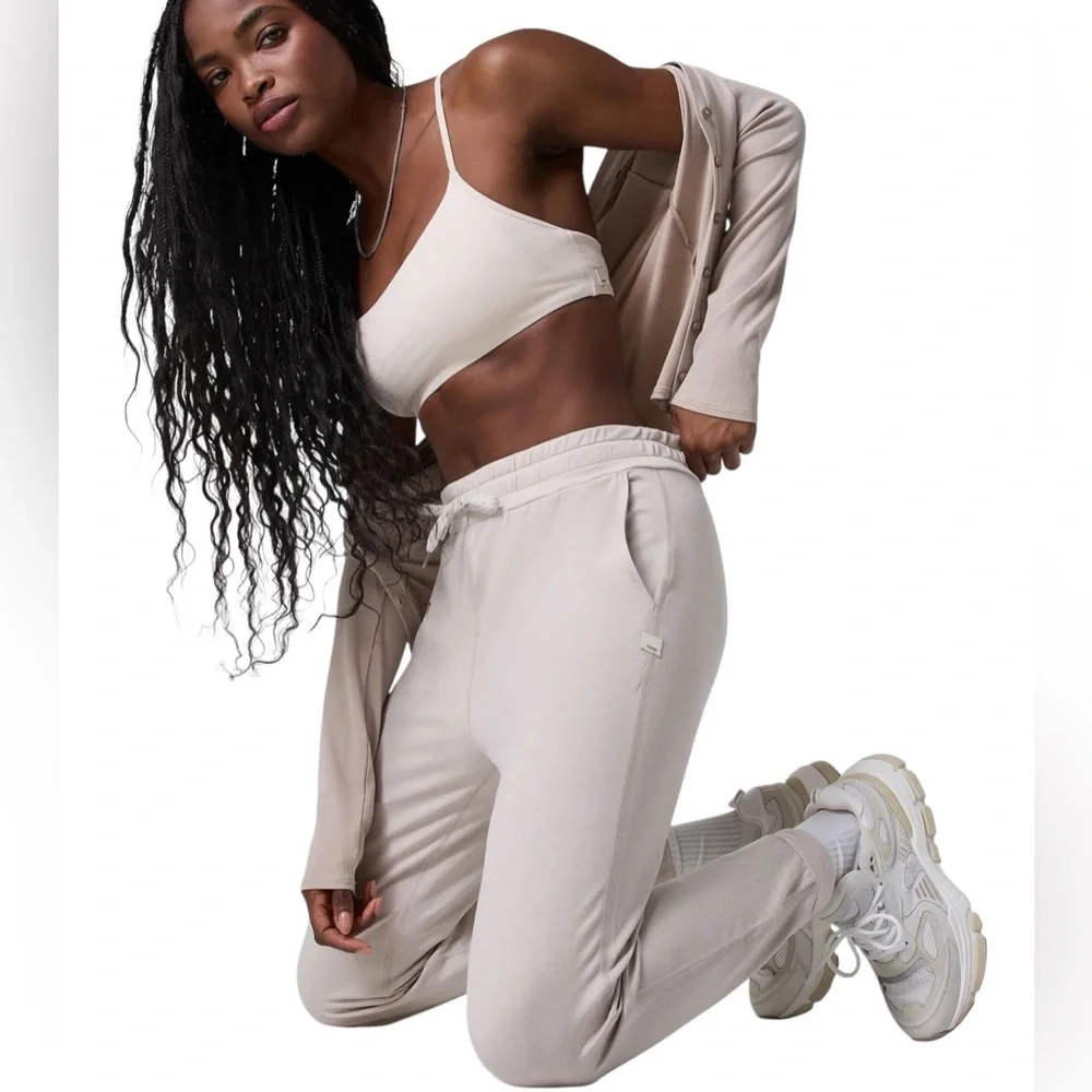 NWT Vuori performance joggers Size S